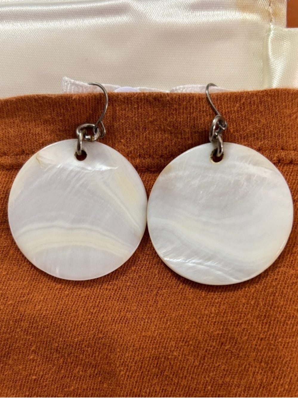 Round Shell Earrings - Picture 2 of 2
